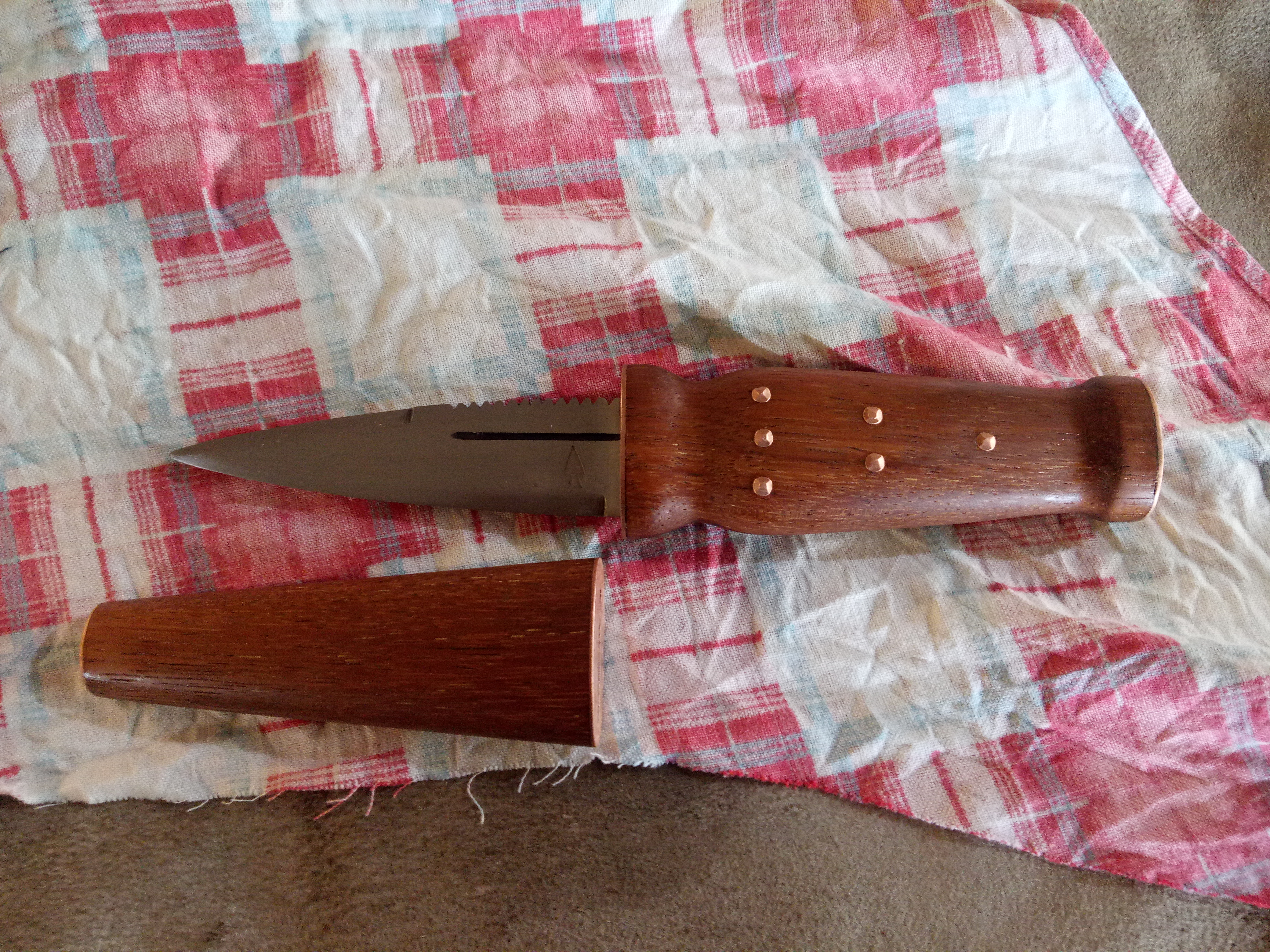 Sgain dubh (or black knife) was a smaller Knife with a single edge (with approximately 3inch blade length). Used for utility tasks or possible sticking into a enemy when all else failed. Traditional worn in the dominant hand in the kilt hose with only the