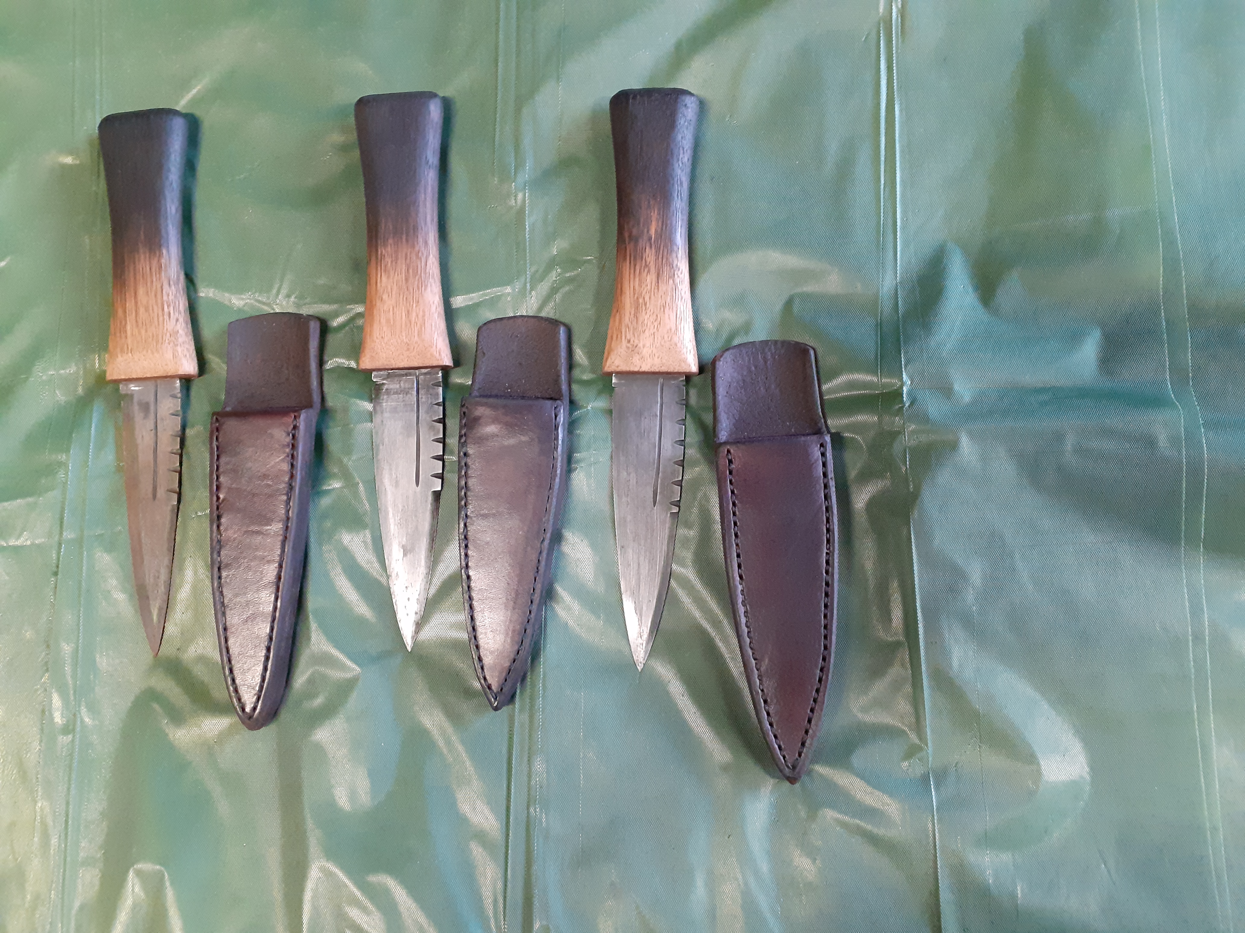 Sgain dubh (or black knife) was a smaller Knife with a single edge (with approximately 3inch blade length). Used for utility tasks or possible sticking into a enemy when all else failed. Traditional worn in the dominant hand in the kilt hose with only the